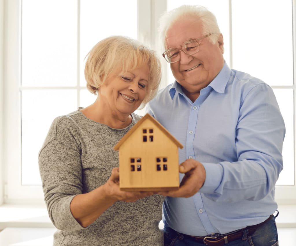 couple de séniors qui investit dans l'immobilier